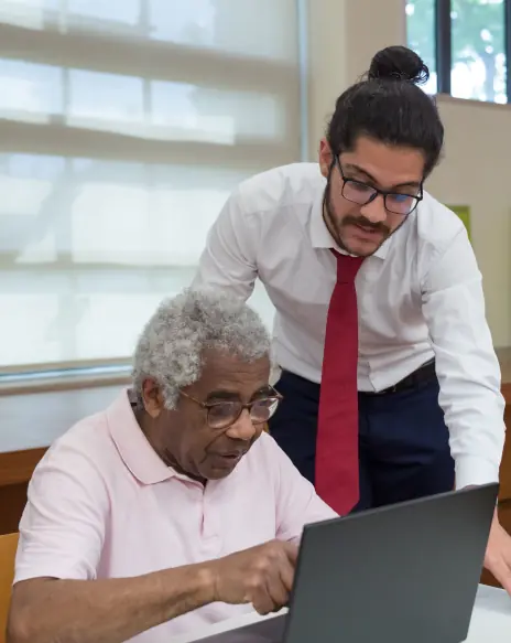 Un technicien informatique assiste une personne